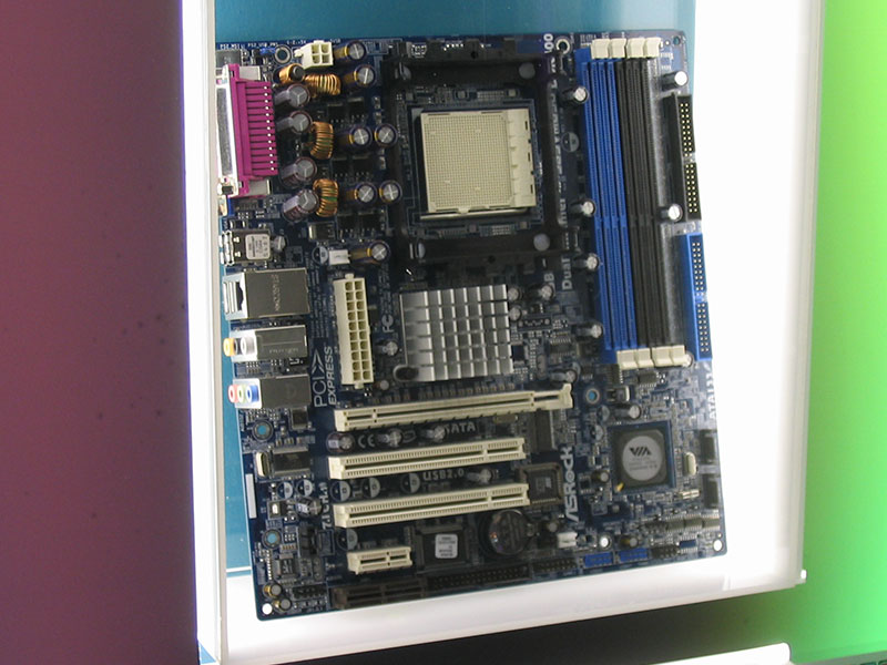 Pci E X16. 1x PCI-Express x16, 3x PCI