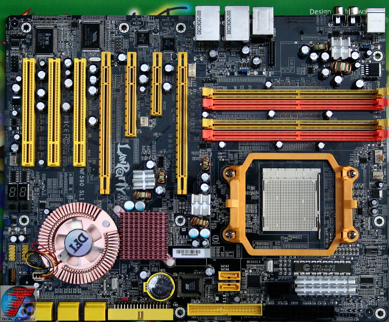 DFI_LANPARTY_UT_NF590_SLI-M2R-G_Mobo.jpg