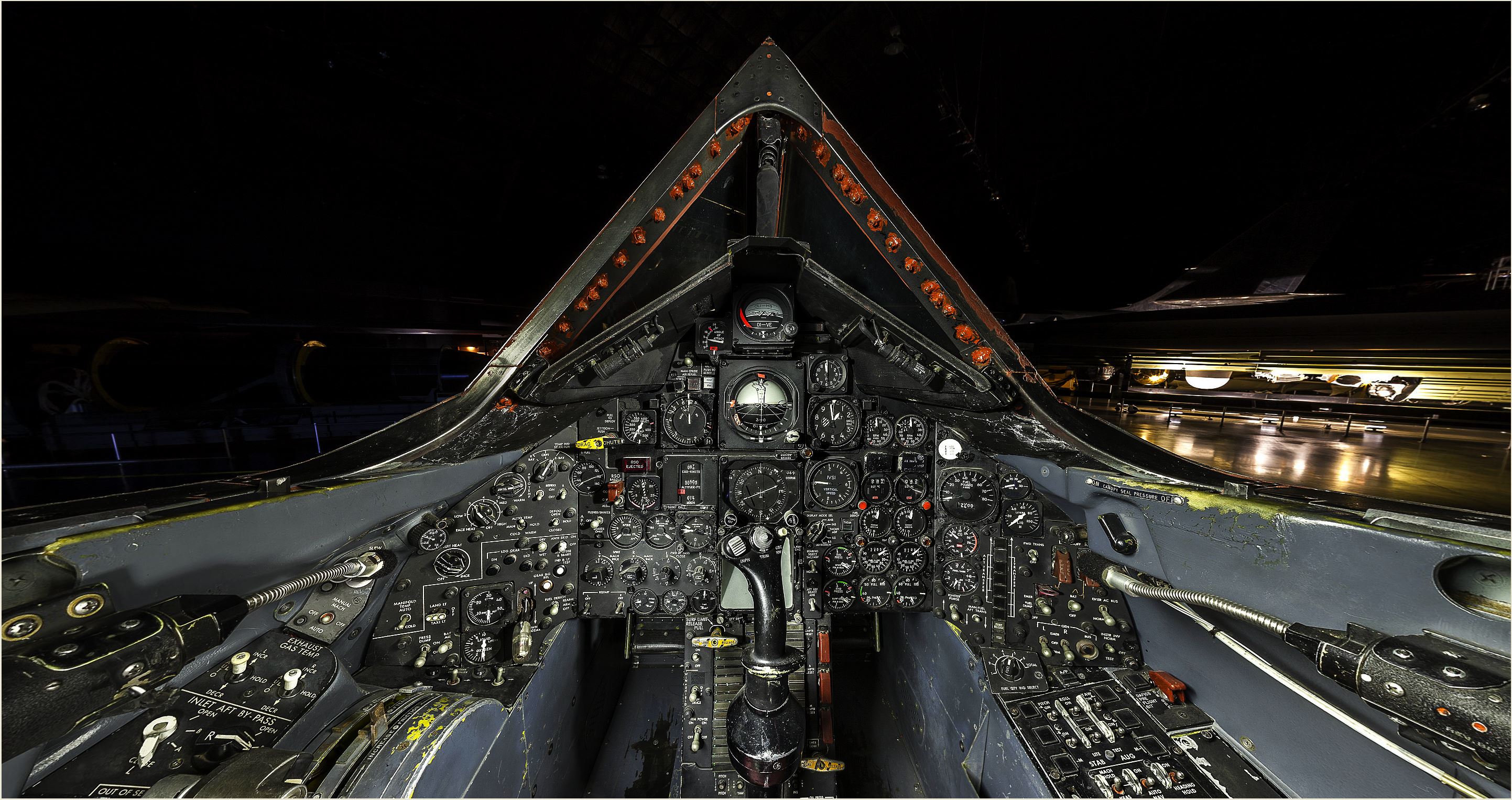 Самые быстрые сама. Кабина SR-71. SR 71 Blackbird. Lockheed SR-71 Blackbird. Lockheed SR-71 Blackbird Cockpit.