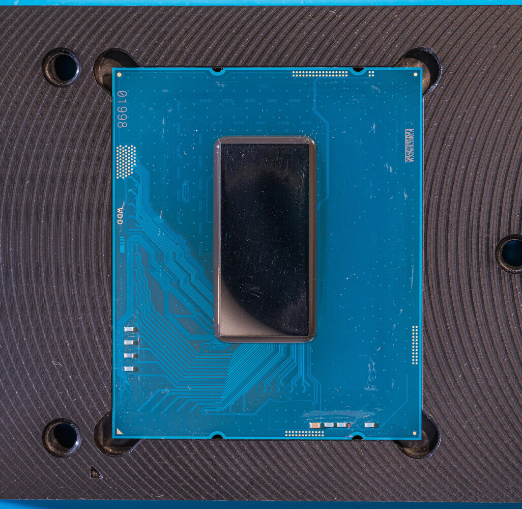 Intel Core i9-10900K der8auer De-Lidding Reveals Accurate Die-Size  Measurements