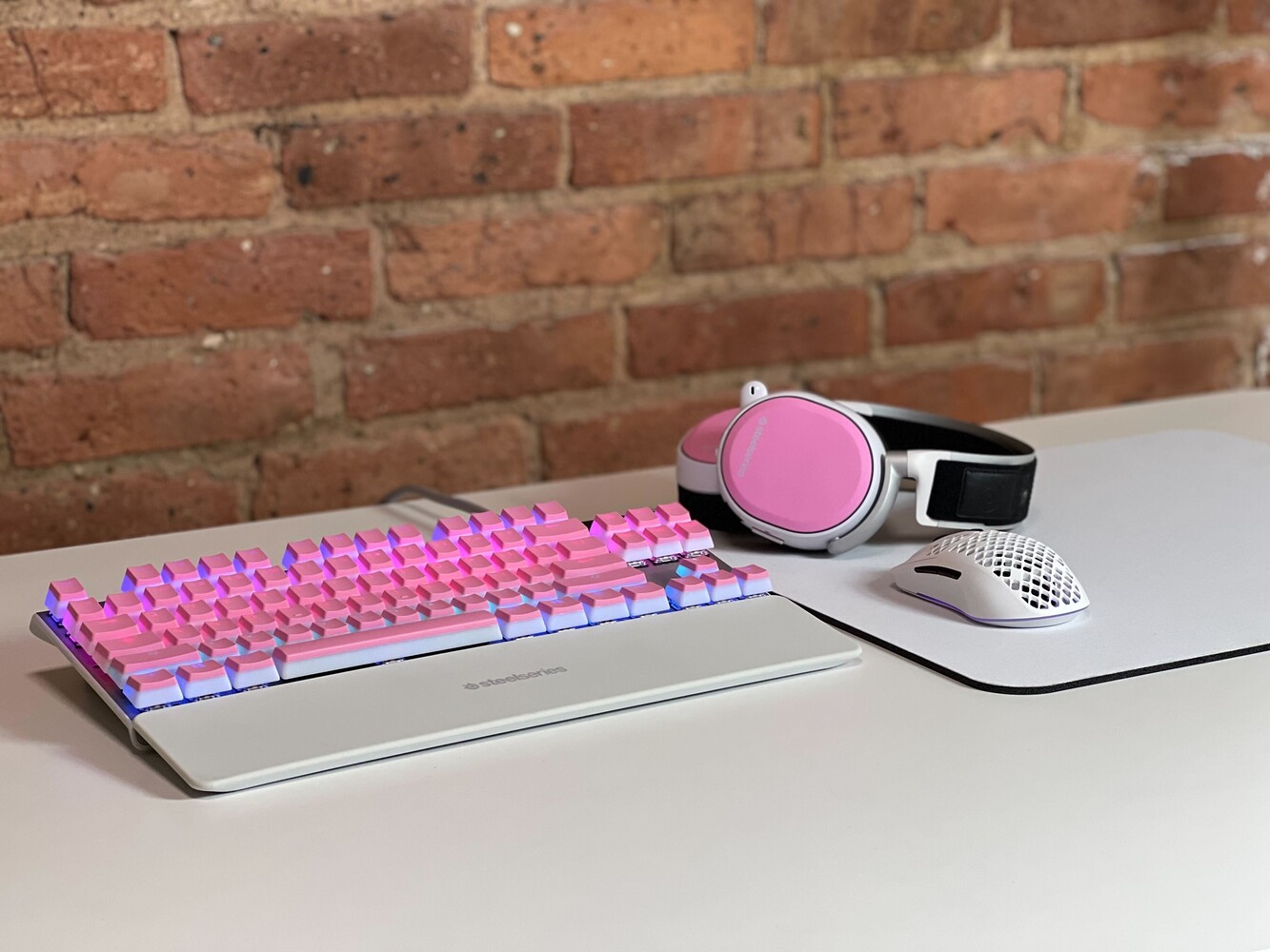 SteelSeries Apex Pro Mini Wireless looks better with Prismcaps