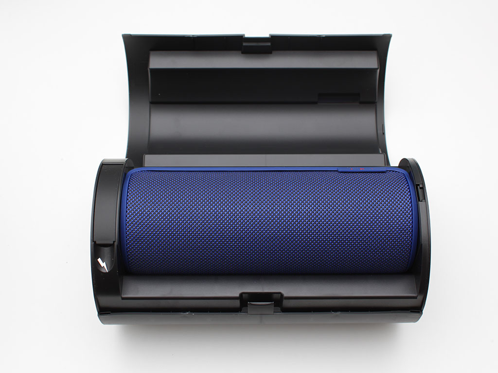 UE MEGABOOM Wireless Speakers Review - The Package & Closer Examination